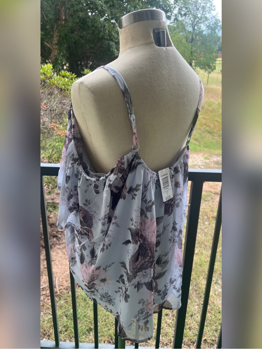 Women's Size 1 (14/16) Torrid Floral Cold Shoulder Blouse - Picture 6 of 10